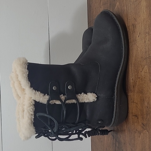UGG Akadia Boot Women's sz 7 Black Leather Lace Up Back Shearling Lined Winter - Picture 4 of 10